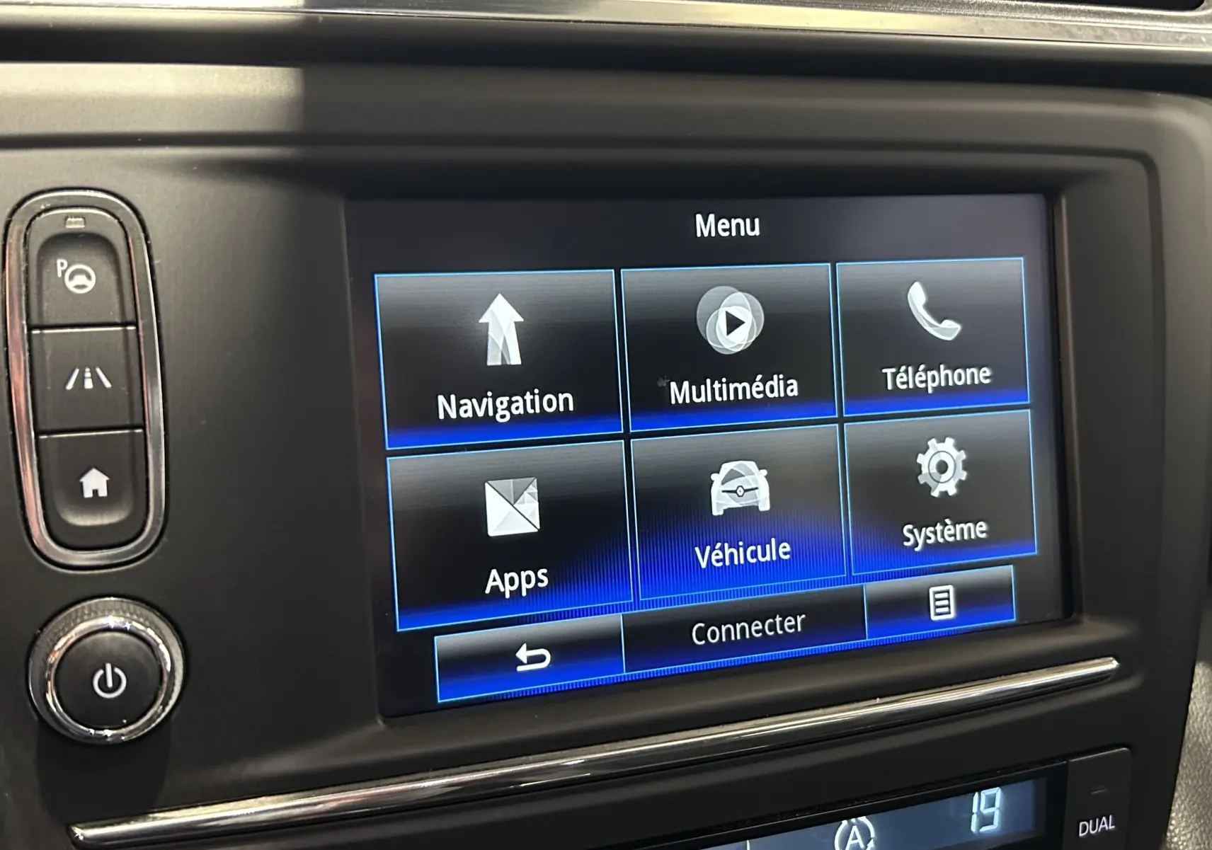 Écran tactile central du Renault Kadjar TCe 130 2017 montrant le menu principal avec options de navigation et multimédia.