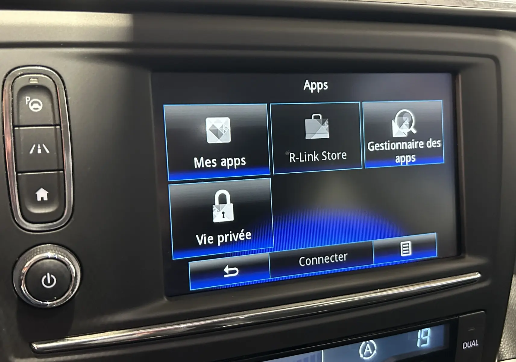 Écran tactile central du Renault Kadjar TCe 130 Intens 2017 montrant le menu des applications connectées.