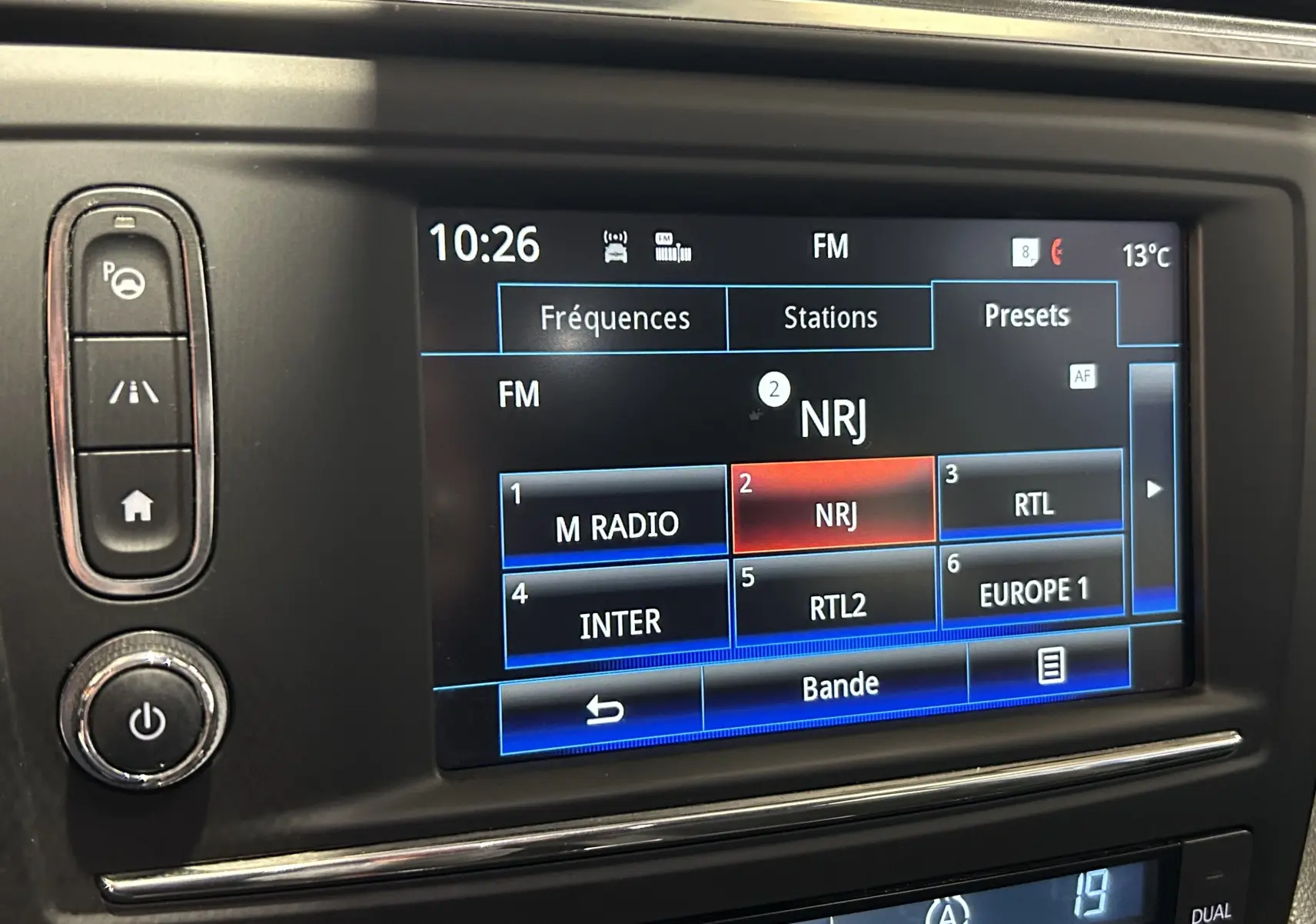 Écran tactile central du Renault Kadjar TCe 130 Intens 2017 affichant les stations FM avec NRJ sélectionnée.