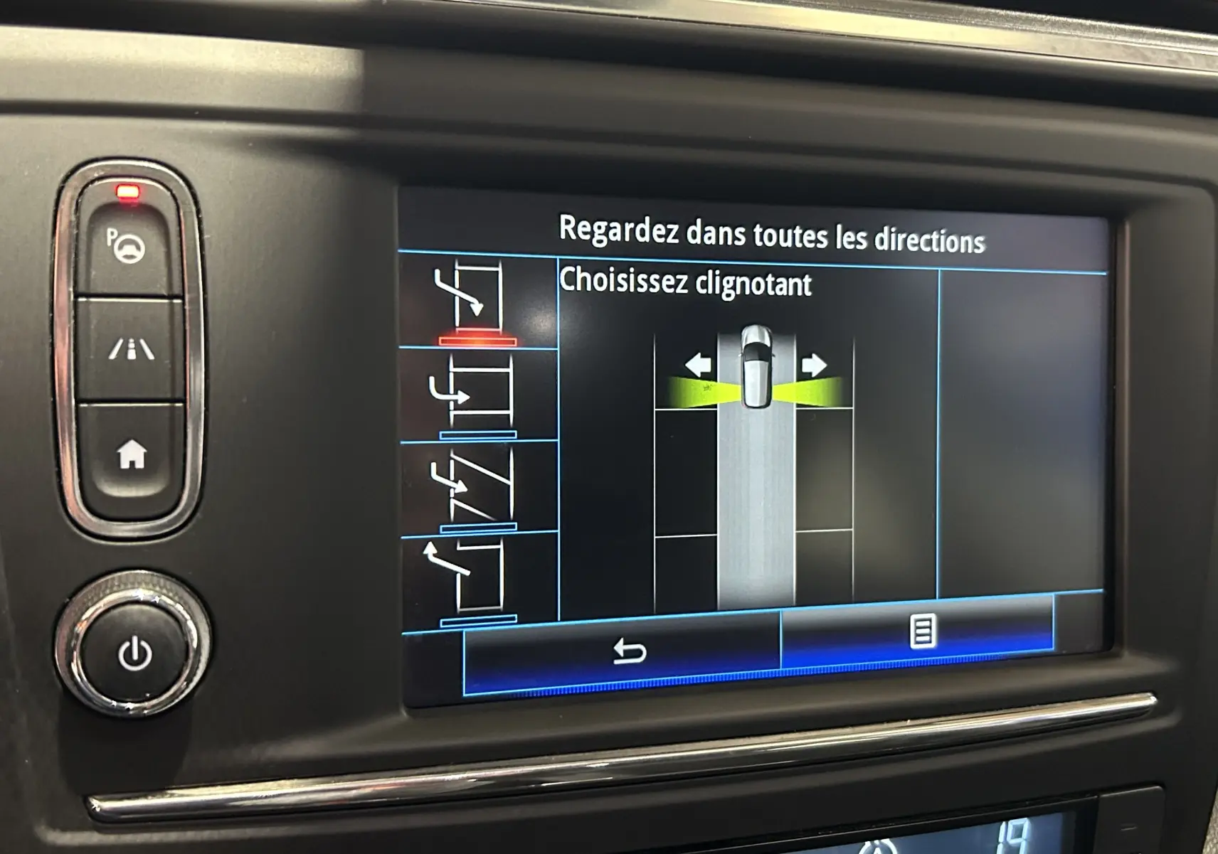 Écran central du Renault Kadjar TCe 130 montrant l'aide au stationnement avec options de clignotants à sélectionner.