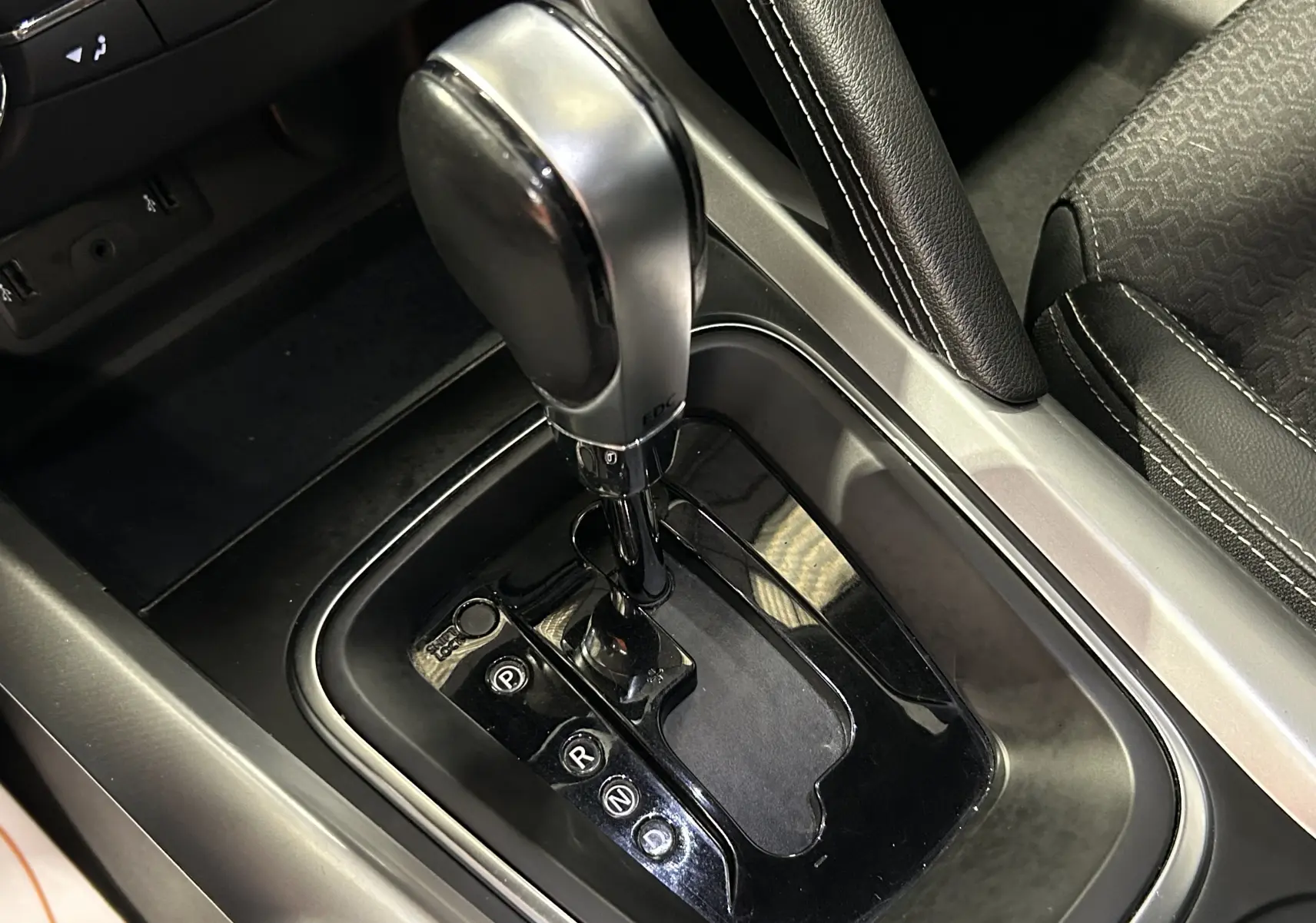 Le levier de vitesse automatique noir et argenté du Renault Kadjar TCe 130 EDC energy Intens, vue rapprochée de la console centrale.