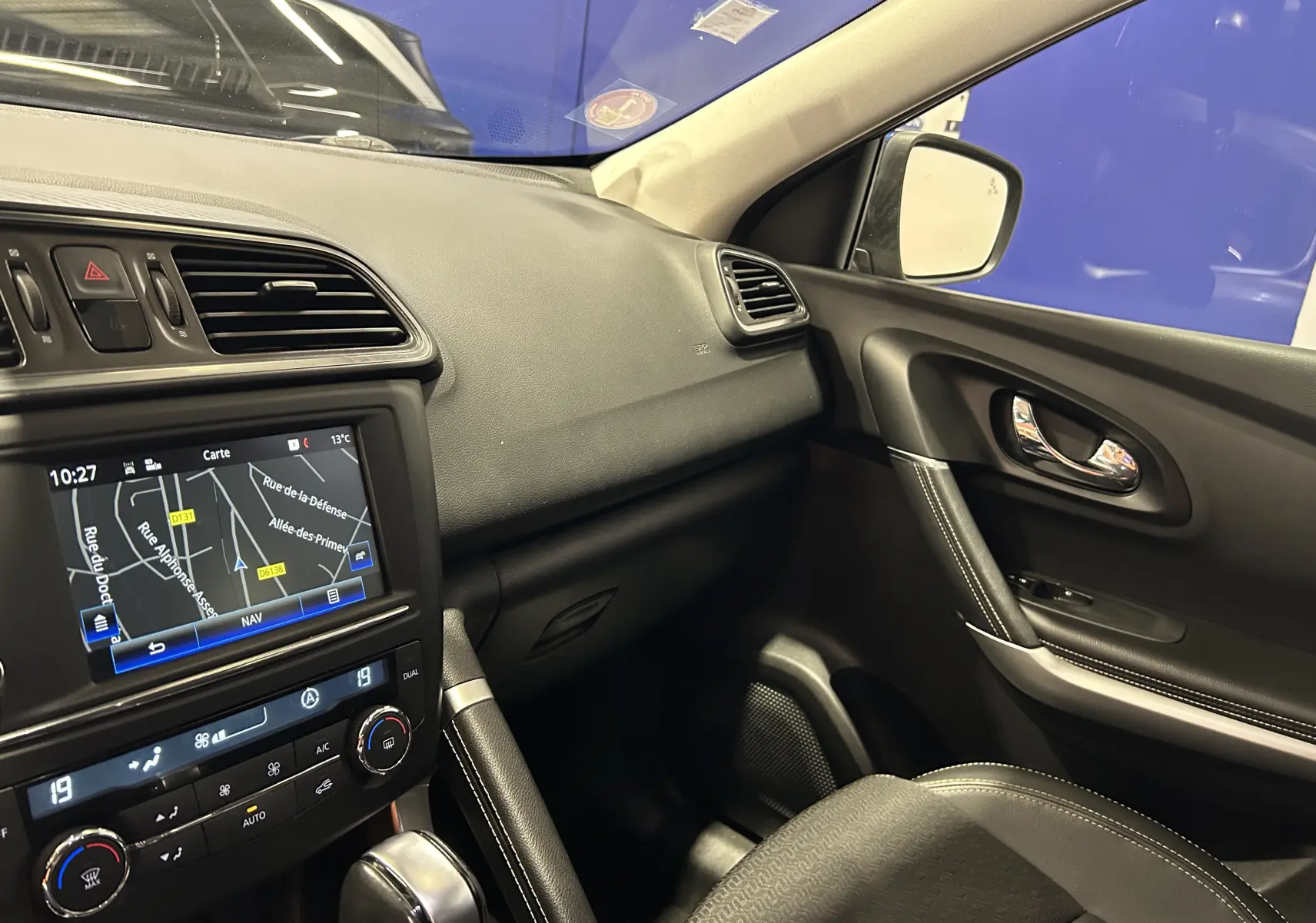 Intérieur du Renault Kadjar TCe 130 2017, vue côté passager avec tableau de bord noir et écran GPS allumé.