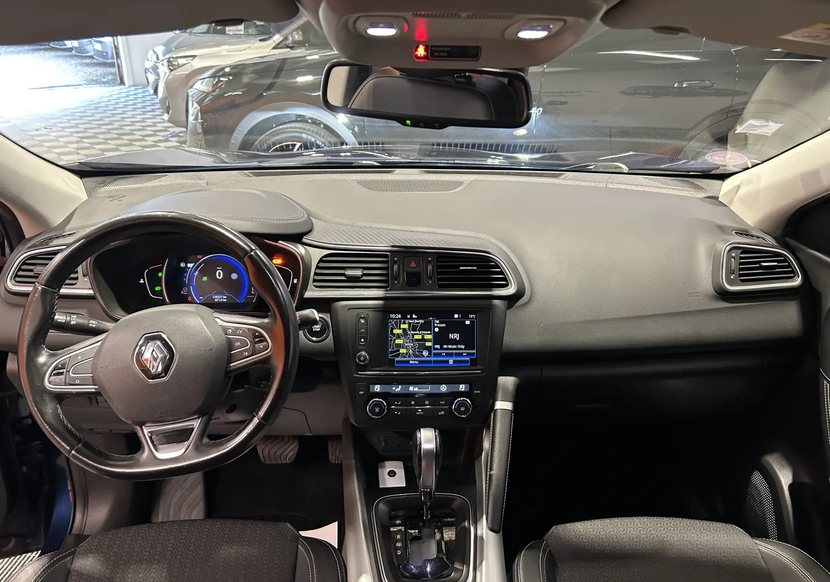 Intérieur du Renault Kadjar TCe 130 Intens 2017, tableau de bord noir avec écran tactile et volant multifonction.