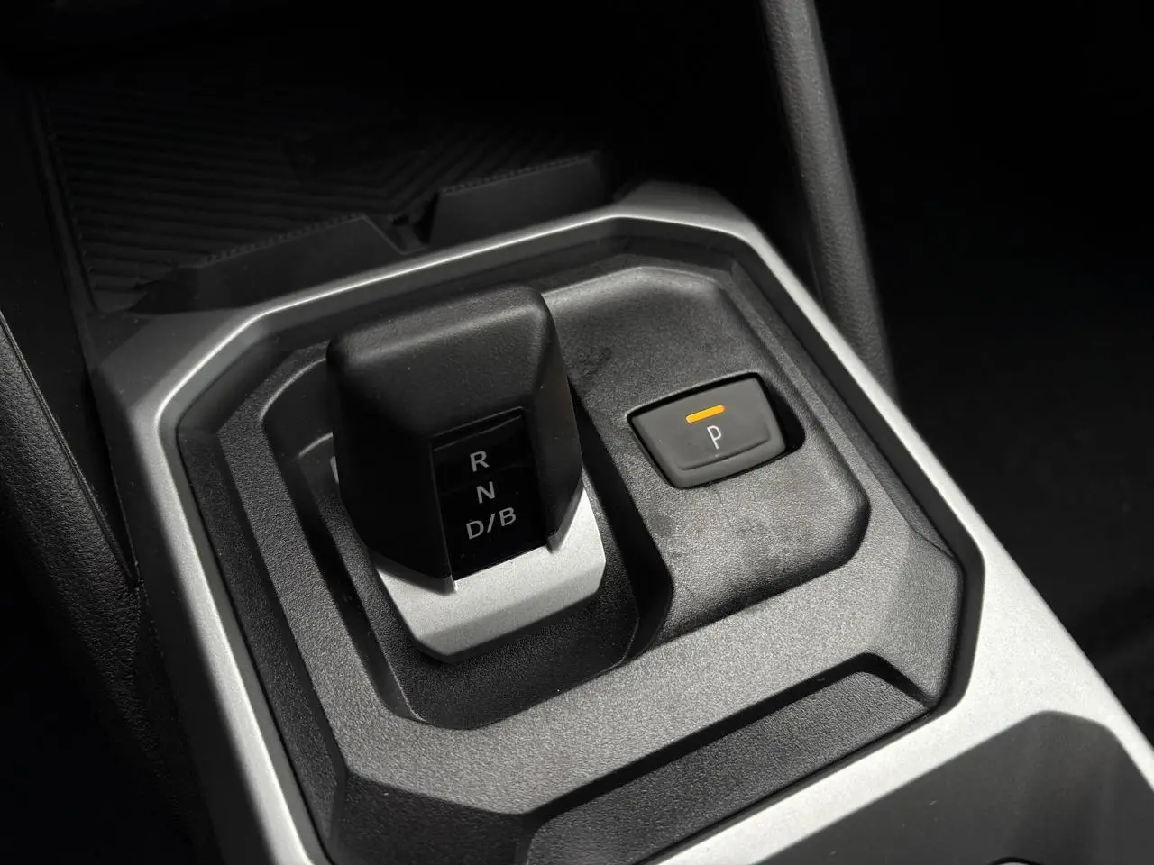 Le levier de boîte automatique noir et gris du Dacia Duster 1.6 Hybrid 140 Journey en gros plan intérieur.