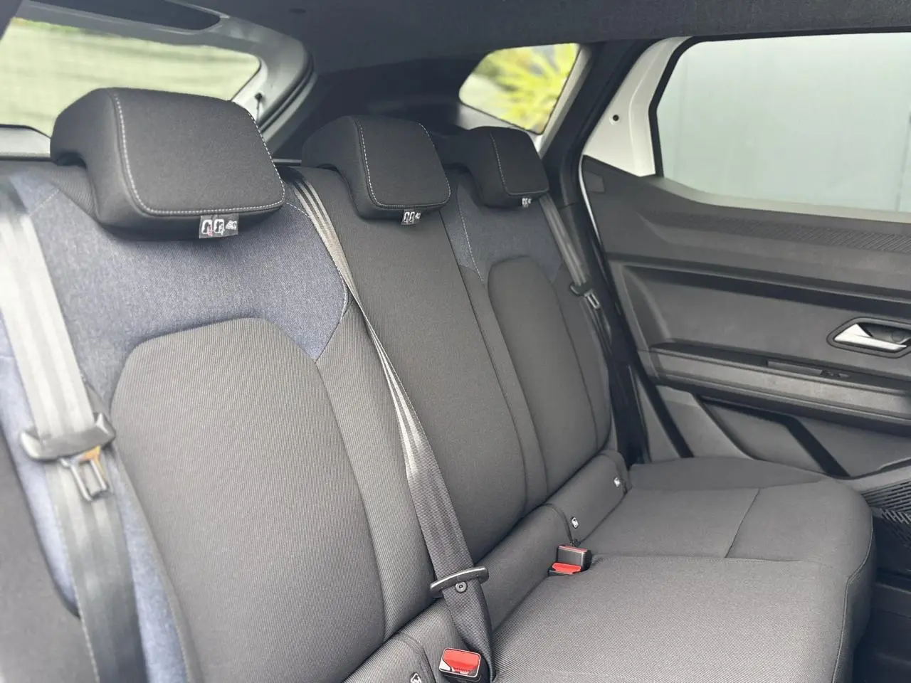 Banquette arrière noire vue de côté droit dans un Dacia Duster 1.6 Hybrid 140 Journey blanc Glacier 2025.