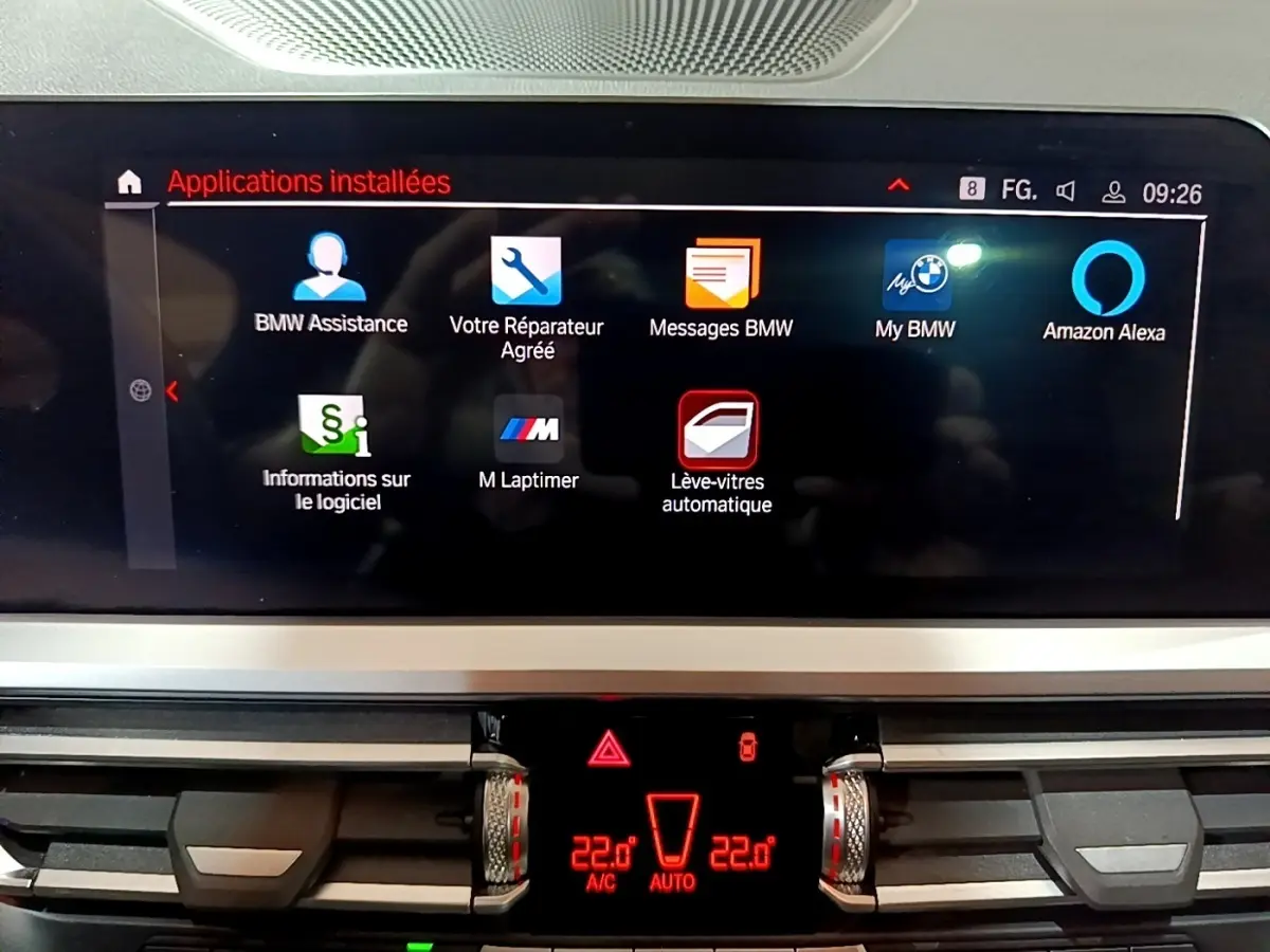 Écran tactile central de la BMW Série 3 318i 2022 affichant les applications installées dans un intérieur moderne noir.