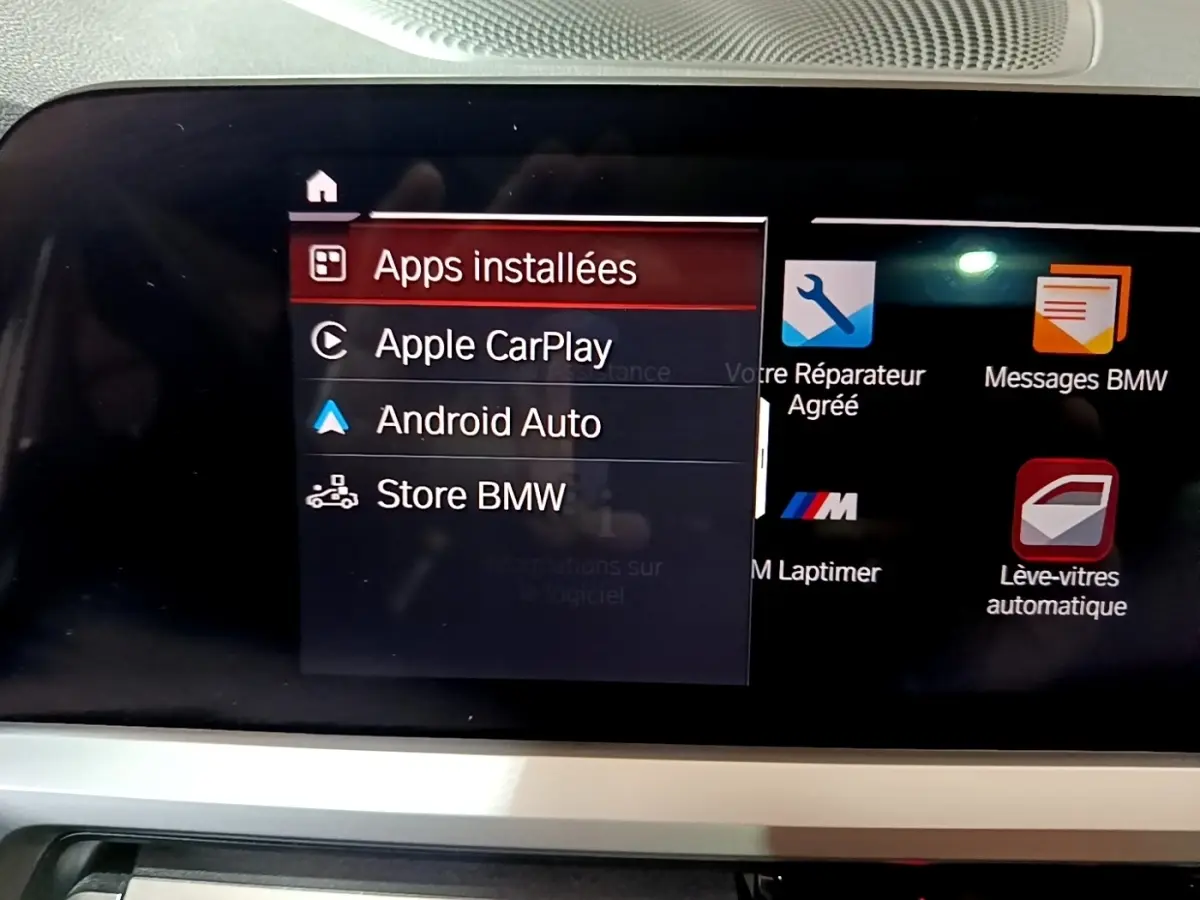 Écran tactile central de la BMW Série 3 318i M Sport noir, affichant les applications Apple CarPlay et Android Auto.