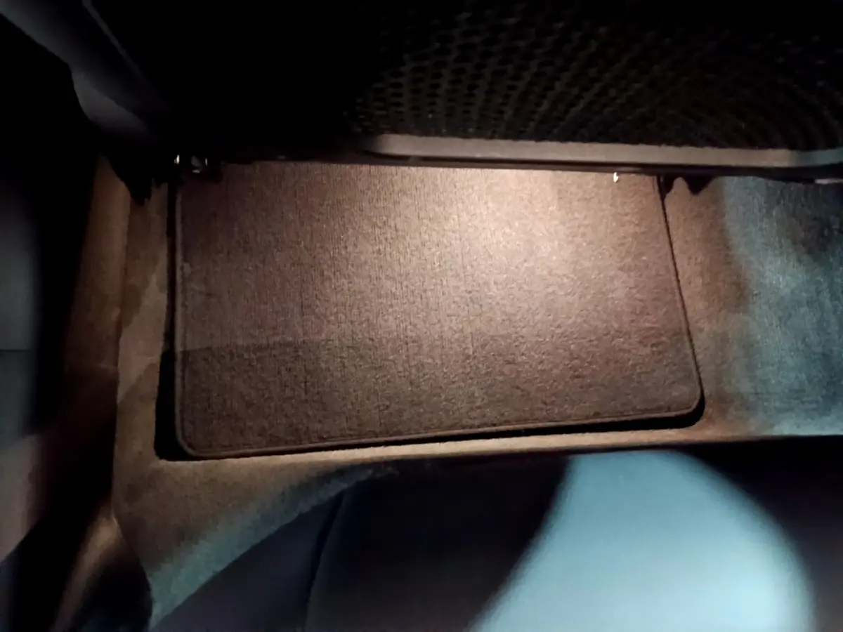 Tapis de sol noir côté passager avant dans l'habitacle d'une BMW Série 3 318i M Sport 2022.