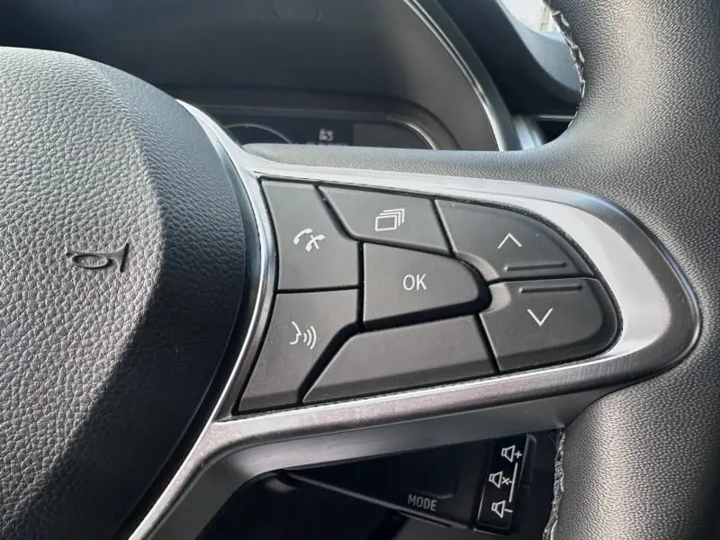 Gros plan sur les commandes multifonctions côté droit du volant du Renault Captur bleu métal 2022 hybride.