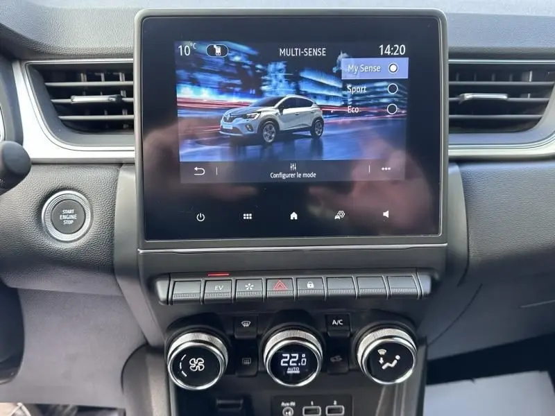 Vue rapprochée de l’écran tactile central du Renault Captur bleu métal 2022 affichant le mode de conduite Multi-Sense.