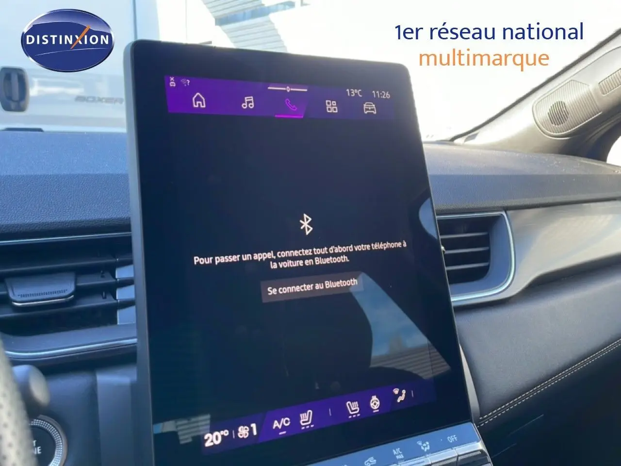 Vue intérieure centrée sur l'écran tactile du tableau de bord du Renault Symbioz bleu Iron Metal, affichant la connexion Bluetooth.