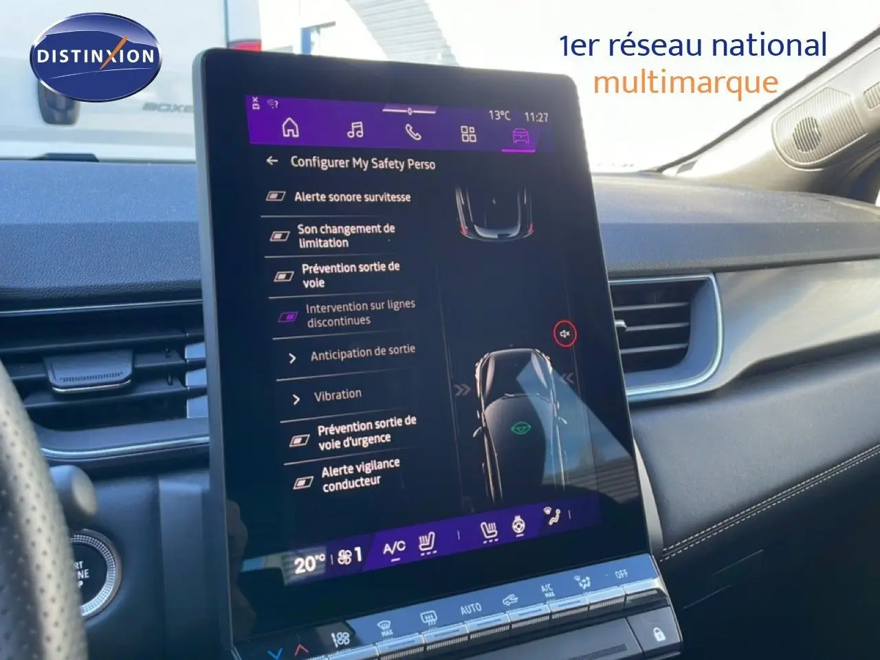 Vue intérieure du tableau de bord de la Renault Symbioz 2025 bleu iron metal, avec écran tactile central affichant les aides à la conduite.