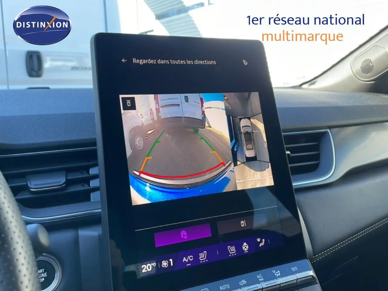 Vue intérieure sur l'écran central affichant la caméra de recul du Renault Symbioz bleu iron metal, avec tableau de bord noir.