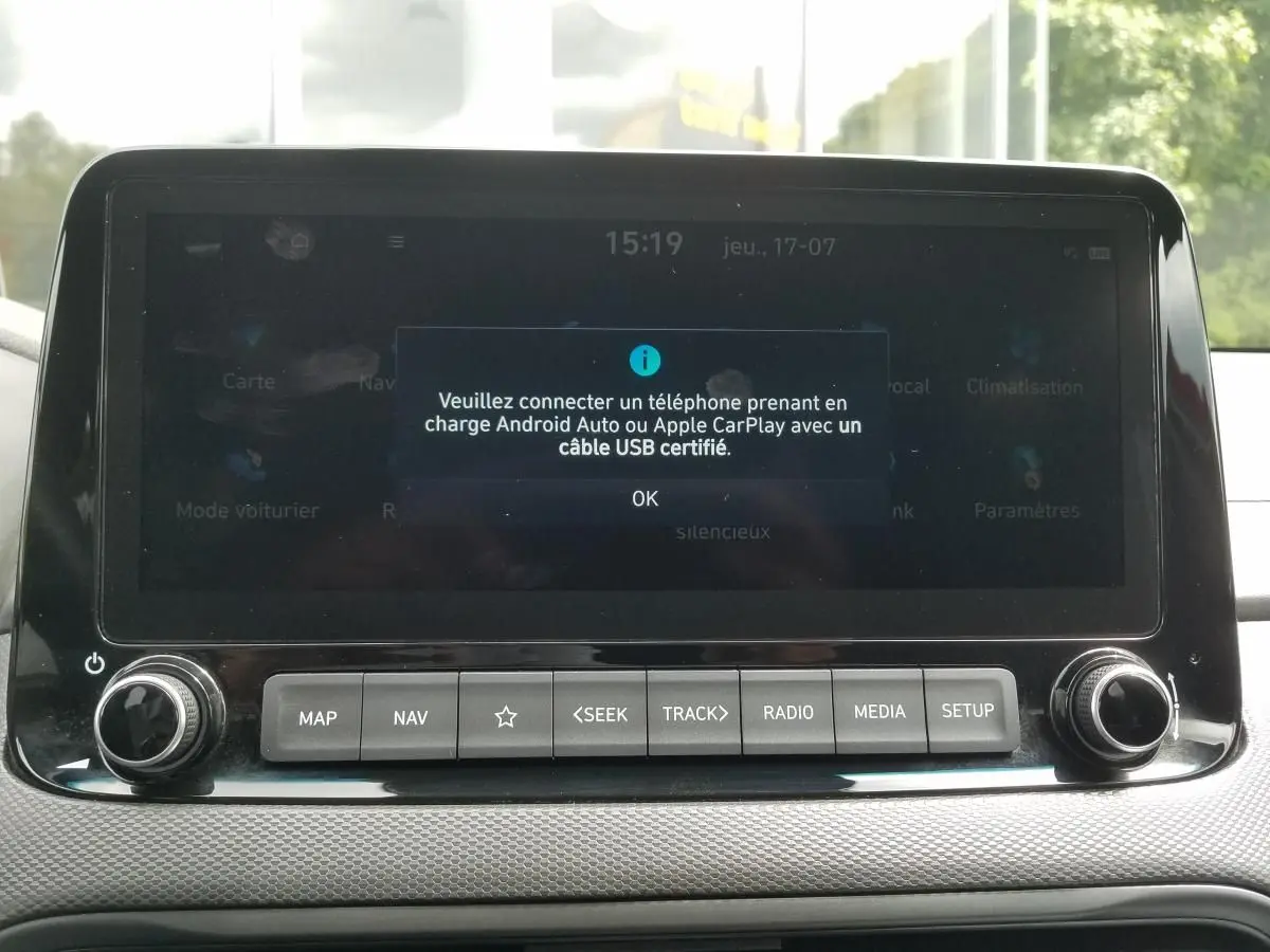 Écran tactile central du Hyundai Kona 2023 affichant un message de connexion Android Auto/Apple CarPlay.