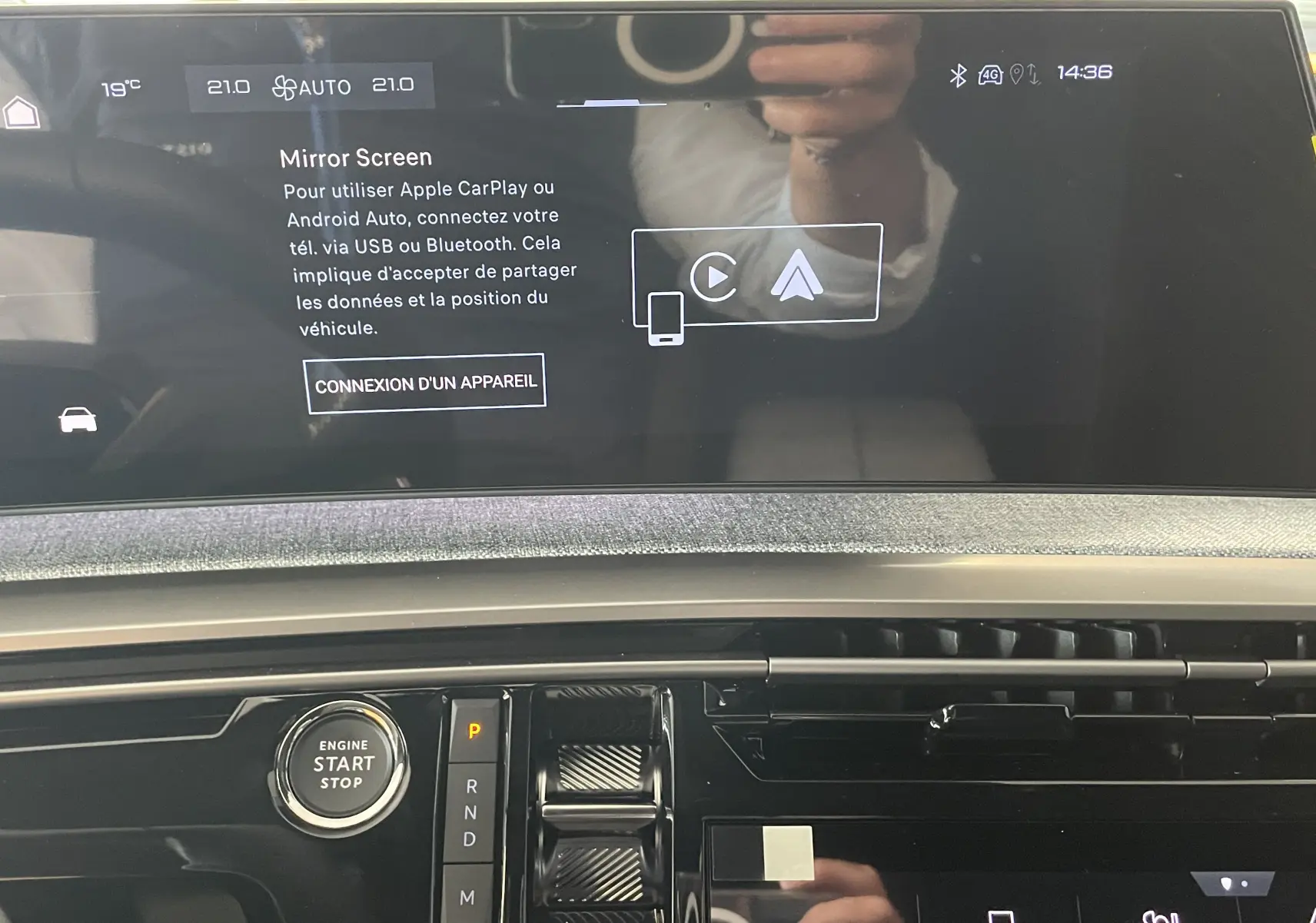 Gros plan sur l’écran central tactile du Peugeot 3008 Hybrid noir, affichant la fonction Mirror Screen et bouton Start/Stop.