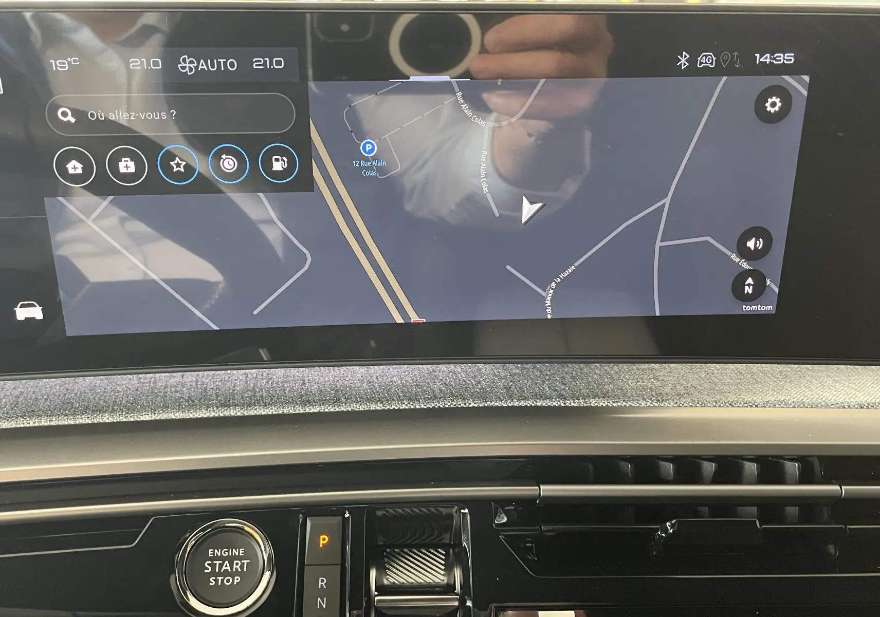 Vue rapprochée de l’écran tactile de navigation et de la console centrale noire du Peugeot 3008 Hybrid 2026.