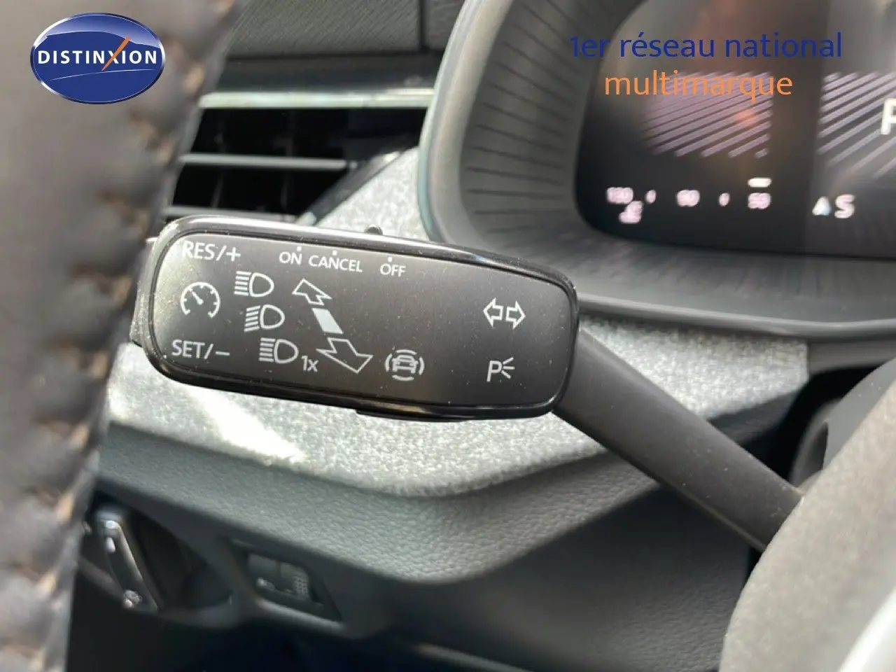 Gros plan sur la commande de régulateur de vitesse et feux, intérieur gris noir de la Skoda Scala 2025.