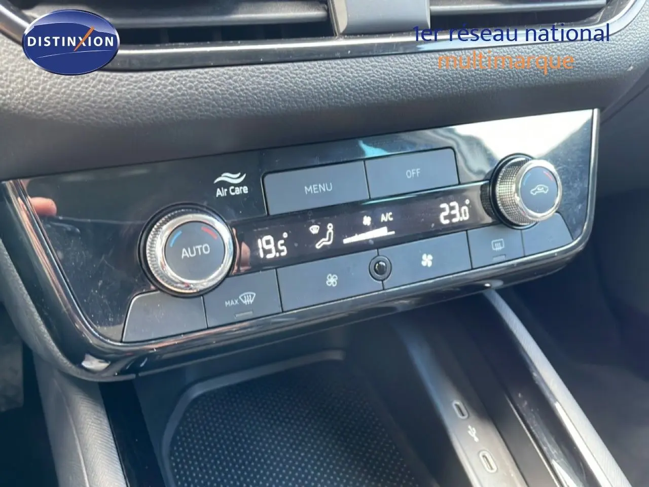Détail de la console centrale du Skoda Scala blanc glacier 2025, montrant la commande de climatisation digitale avec réglages à 19,5°C et 23°C.