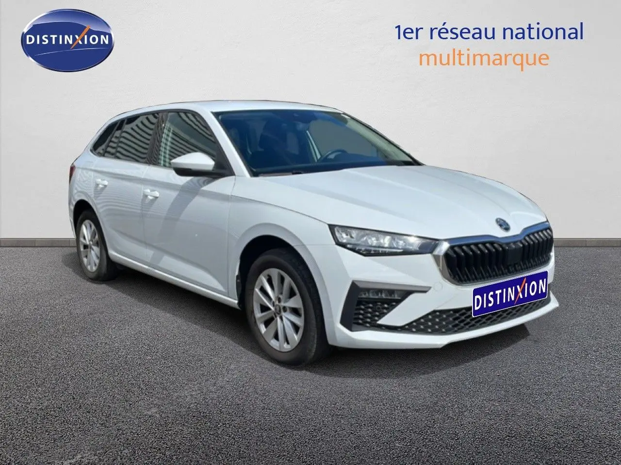 Vue 3/4 avant droite d'une Skoda Scala blanc glacier avec calandre noire et jantes alliage 16 pouces.