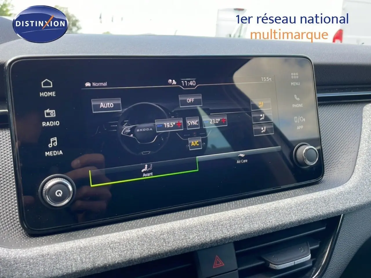 Écran tactile central de la Skoda Scala 2025 montrant les réglages de climatisation automatique, intérieur gris noir.