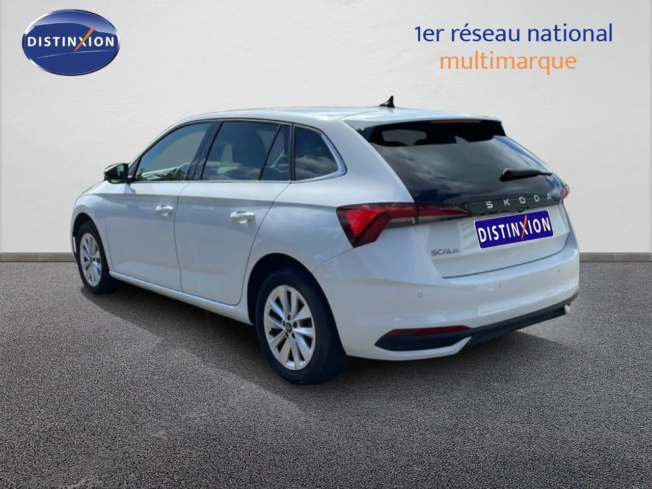 Vue 3/4 arrière droite d'une Skoda Scala blanc glacier avec vitres teintées et jantes alliage 16 pouces.