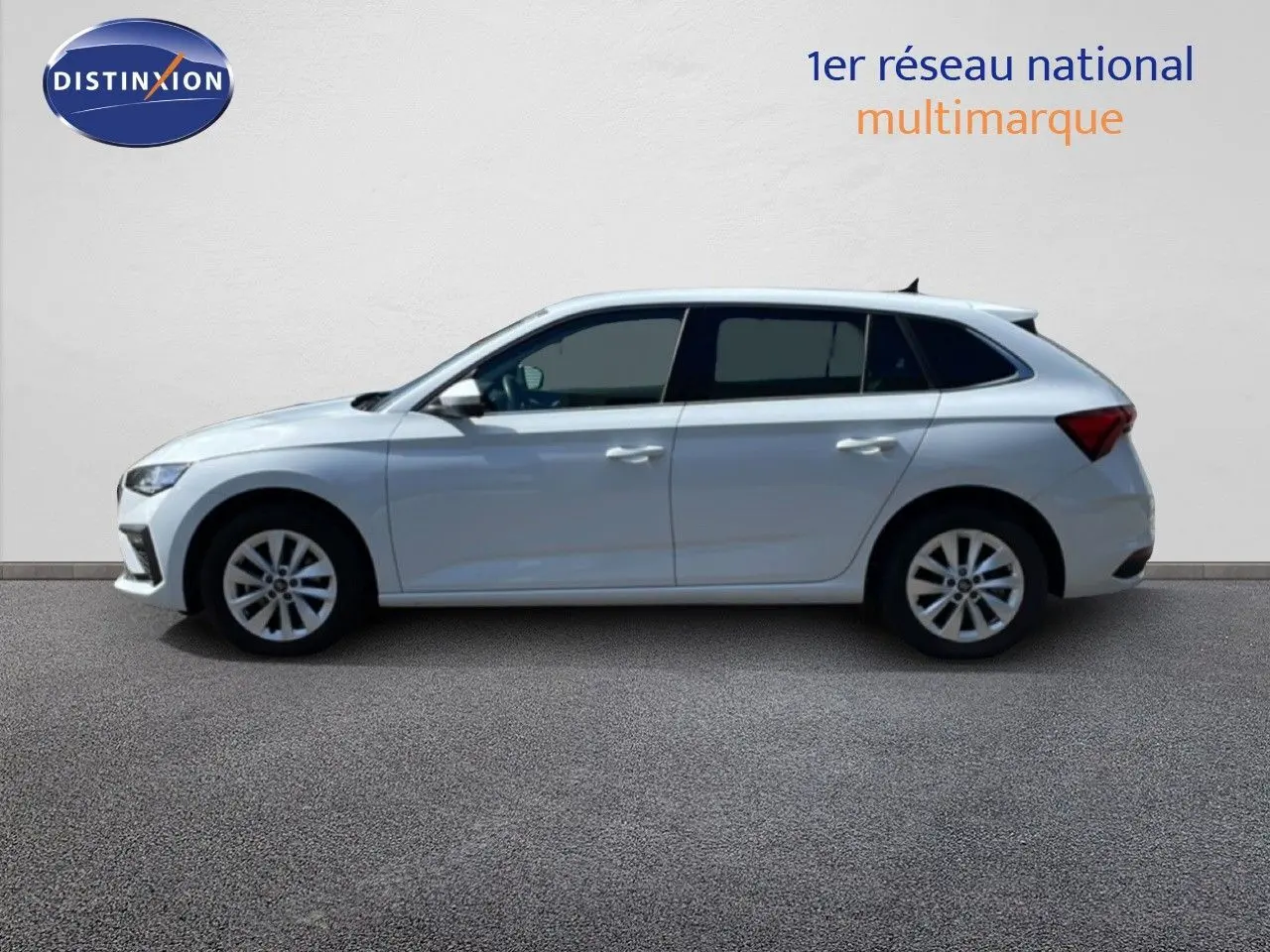 Profil droit d'une Skoda Scala blanc glacier 2025, compacte avec jantes alliage et vitres teintées.