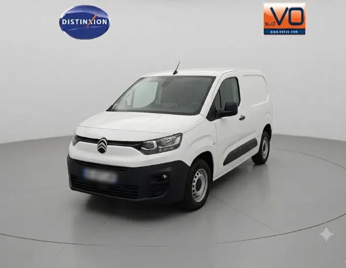 Vue 3/4 avant d'un Citroën Berlingo blanc 2025 avec porte latérale et jantes acier 15 pouces.