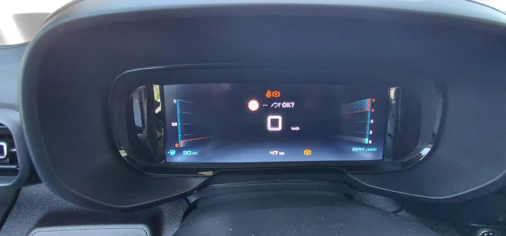 Vue rapprochée du tableau de bord numérique du Citroën Berlingo 2025, affichant vitesse et compte-tours.