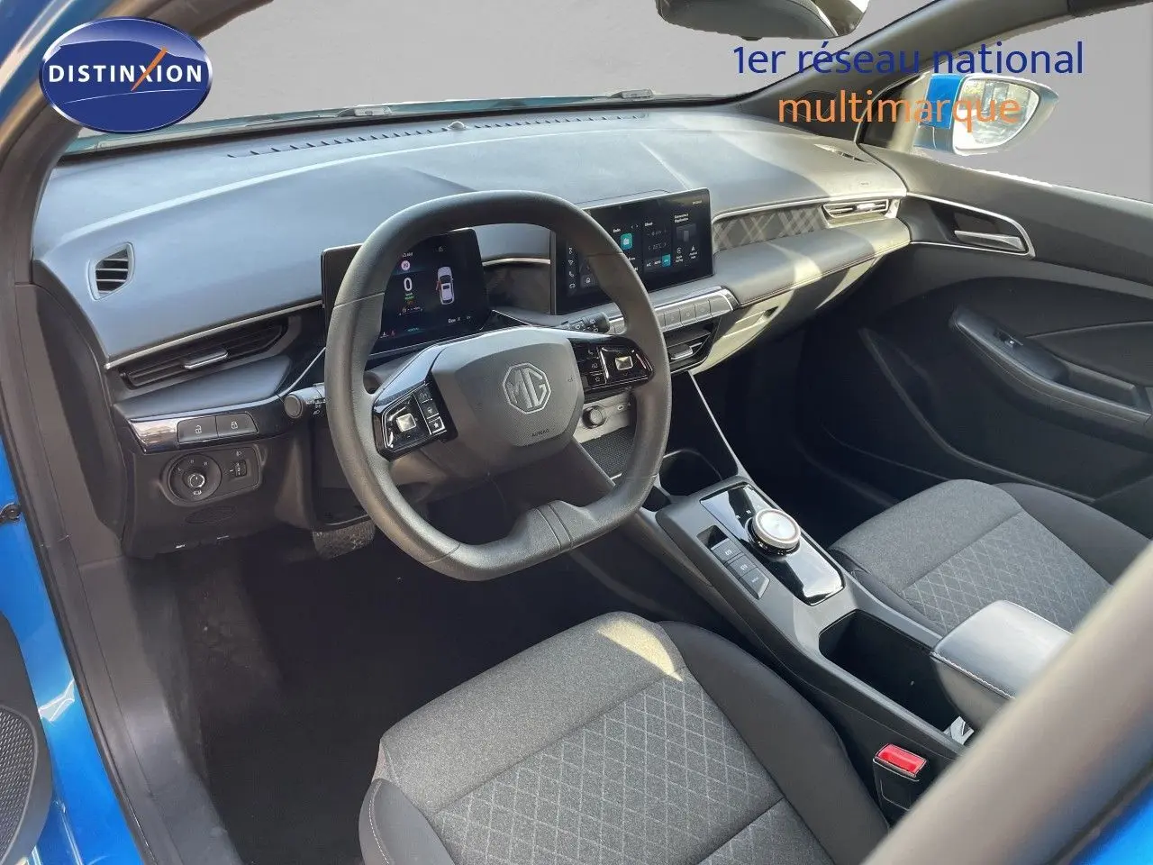 Intérieur côté conducteur du MG3 2024 bleu Como, tableau de bord moderne avec écran tactile et volant multifonction.