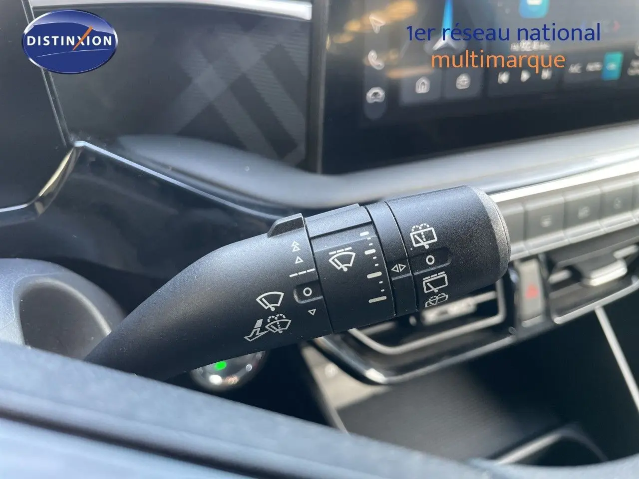 Gros plan sur la commande d’essuie-glace côté droit dans l’habitacle du MG3 2024, finition COMO BLUE METAL.