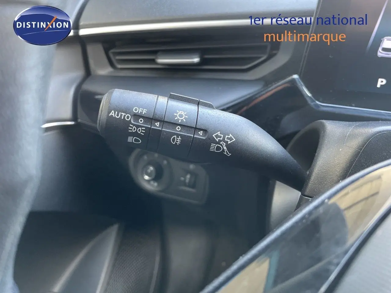 Gros plan sur la commande des phares et clignotants à gauche du volant dans l’habitacle du MG3 2024.