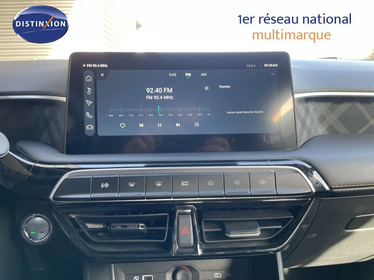 Vue rapprochée du tableau de bord de la MG3 1.5L HYBRID+ 195CH COMFORT 2024 en COMO BLUE METAL, avec écran tactile et commandes climatisation.