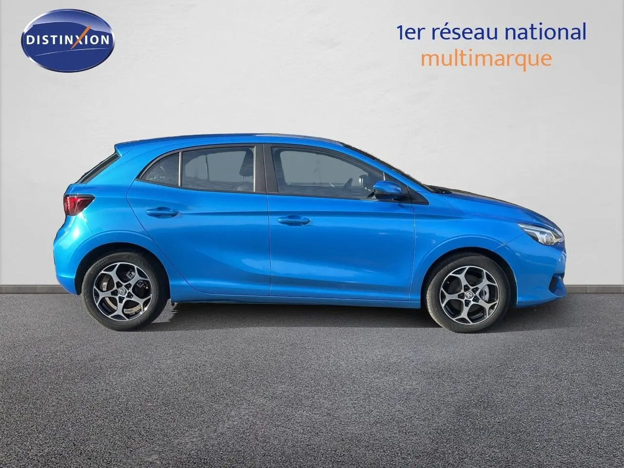 Vue latérale droite d'une MG3 2024 en bleu Como Metal, mettant en valeur ses jantes alliage et lignes fluides.