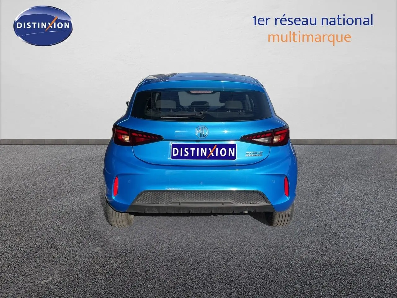 Vue arrière d'une MG3 1.5L Hybrid+ 195CH Comfort en bleu Como Metal, avec feux arrière LED et logo MG visible.