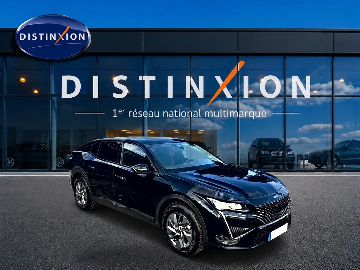 PEUGEOT 408 Hybrid 145 allure e-dcs6 noir en 3/4 avant droit, avec phares LED et jantes alu visibles devant showroom Distinxion.