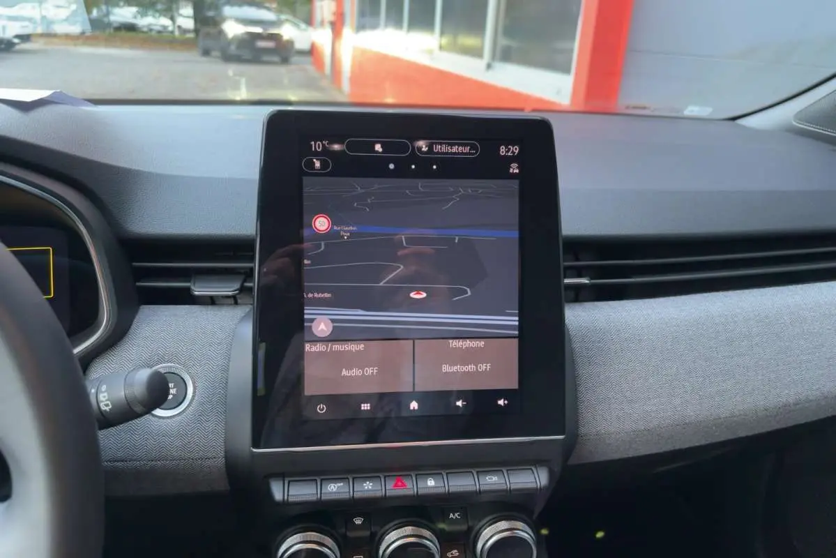 Vue intérieure centrée sur l'écran tactile 9,3 pouces du tableau de bord de la Renault Clio gris rafale 2025.