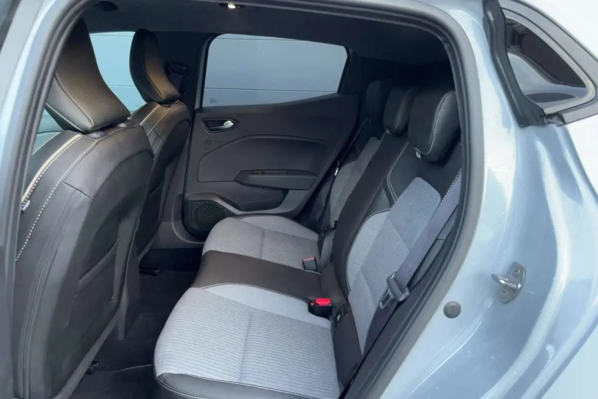 Vue intérieure arrière droite de la Renault Clio gris rafale, montrant la banquette tissu et cuir avec appuie-têtes.