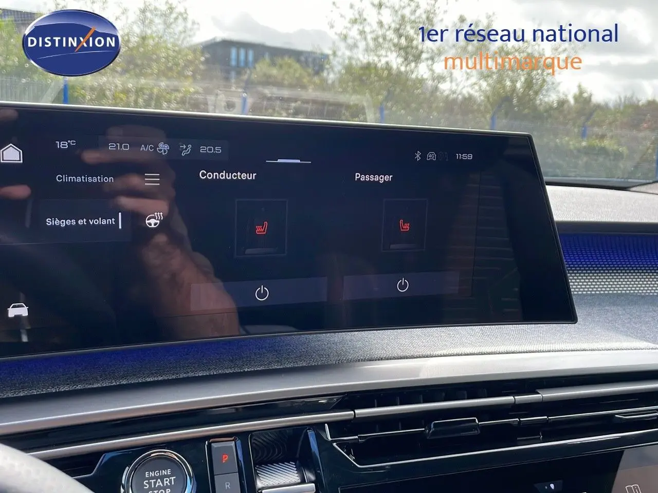 Écran tactile central du Peugeot 3008 2025 montrant les réglages de sièges chauffants côté conducteur et passager.
