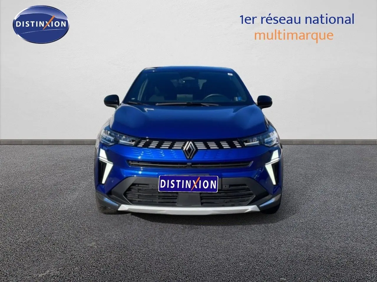 Vue frontale d'une Renault Symbioz 2025 bleu iron metal avec calandre distinctive et éclairage LED vertical.