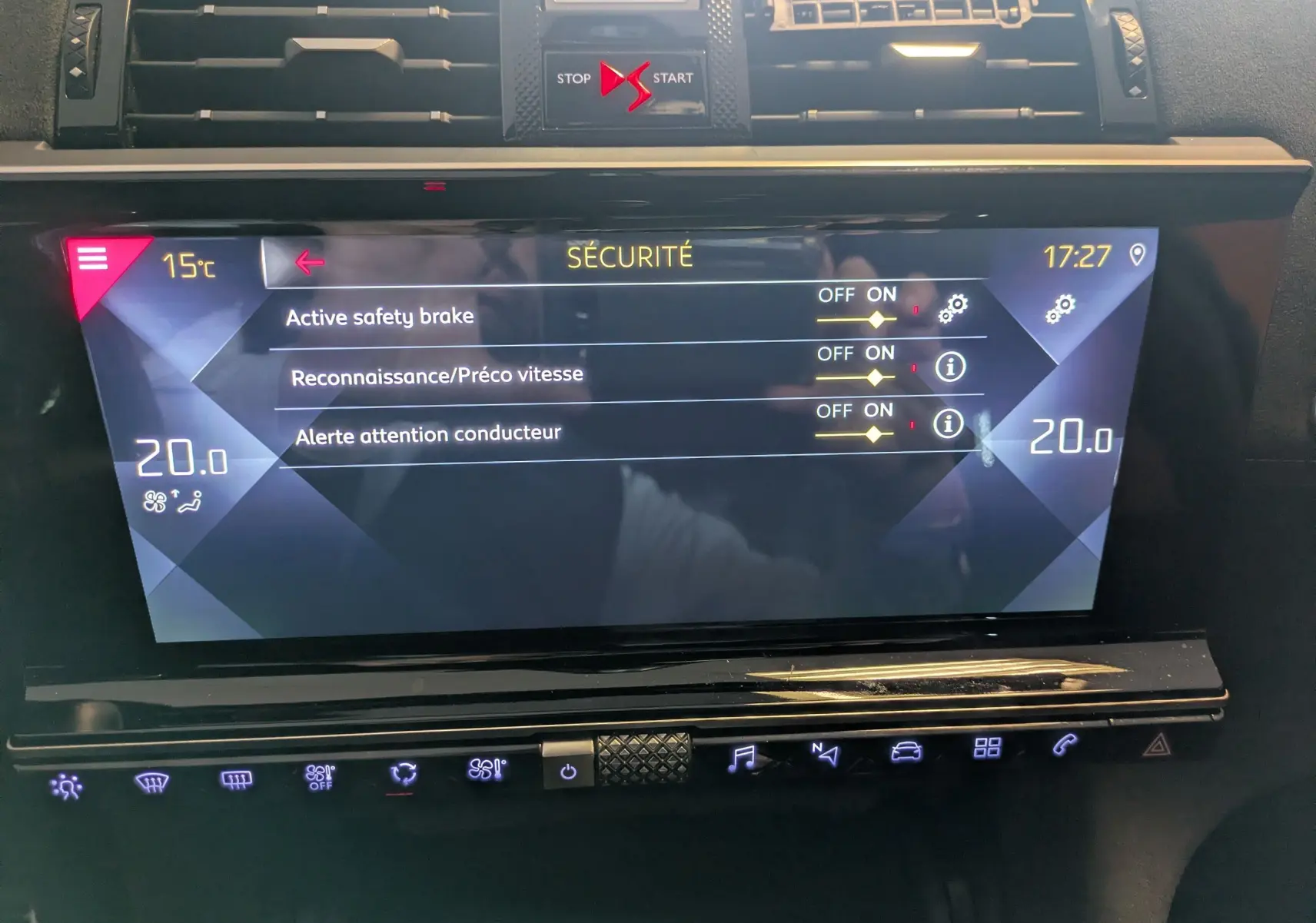 Écran tactile central du DS7 Performance Line 2019 affichant les réglages de sécurité avec interface moderne et boutons rétroéclairés.