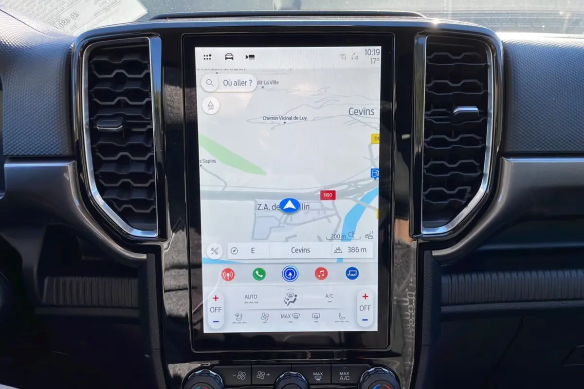 Écran tactile central 10 pouces affichant la navigation GPS dans l’habitacle noir du Ford Ranger 2025.
