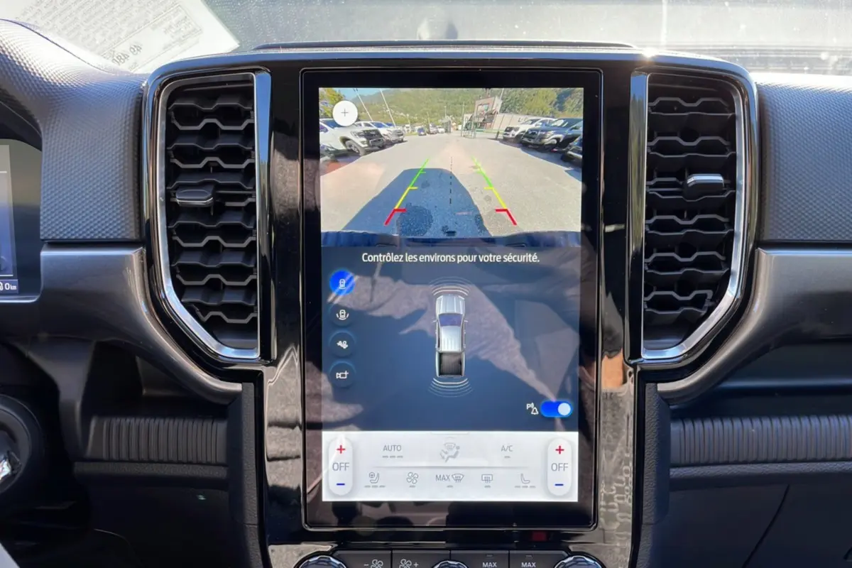 Vue rapprochée de l’écran central tactile affichant la caméra de recul dans un Ford Ranger gris Iconic 2025.