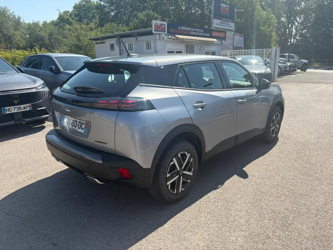 Peugeot 2008 Hybrid gris vue 3/4 arrière droit, jantes 16 pouces et feux arrière LED distinctifs.