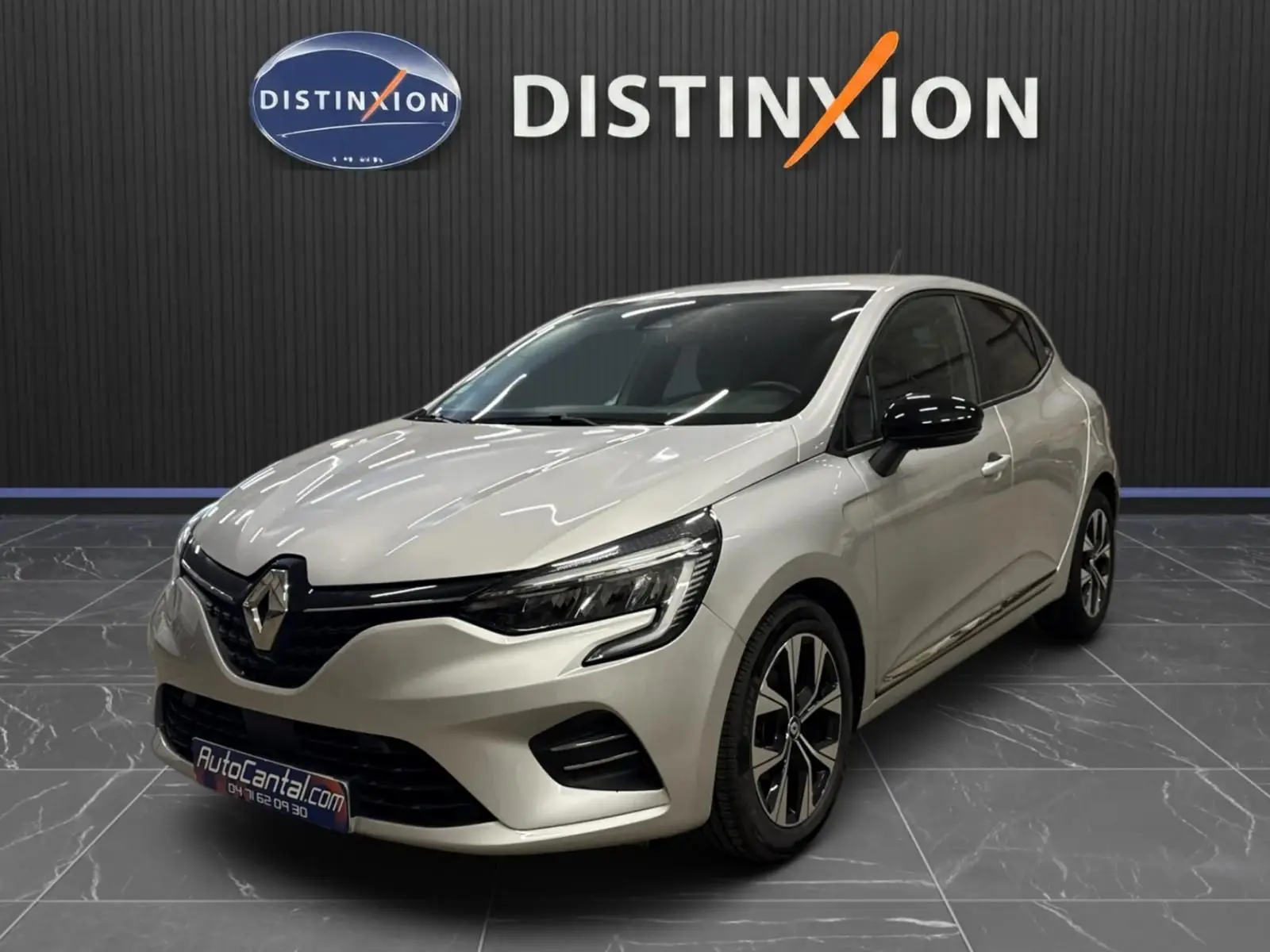 Renault Clio V gris aluminium vue 3/4 avant droit, avec jantes alliage bicolores et calandre noire brillante.