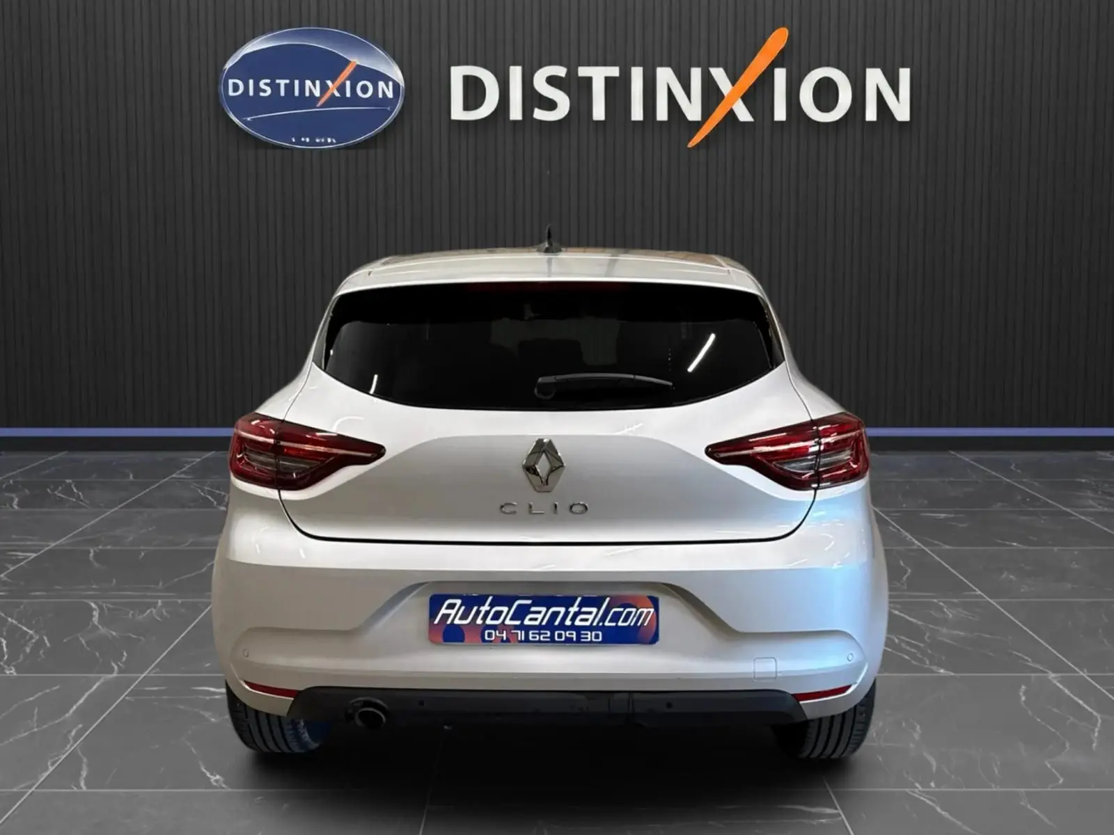 Vue arrière d'une Renault Clio V gris aluminium 2022, avec feux LED et logo distinctif au centre du hayon.