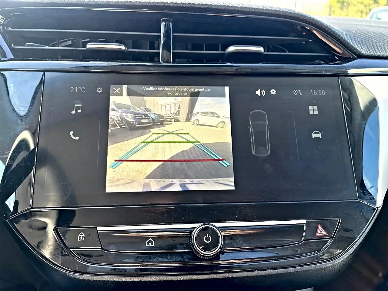 Écran tactile central de l’Opel Corsa 2025 affichant la caméra de recul avec vue arrière et aides au stationnement.
