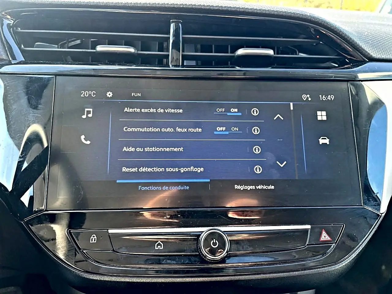 Écran tactile central noir de l’Opel Corsa gris alu 2025 affichant les réglages d’aide à la conduite.