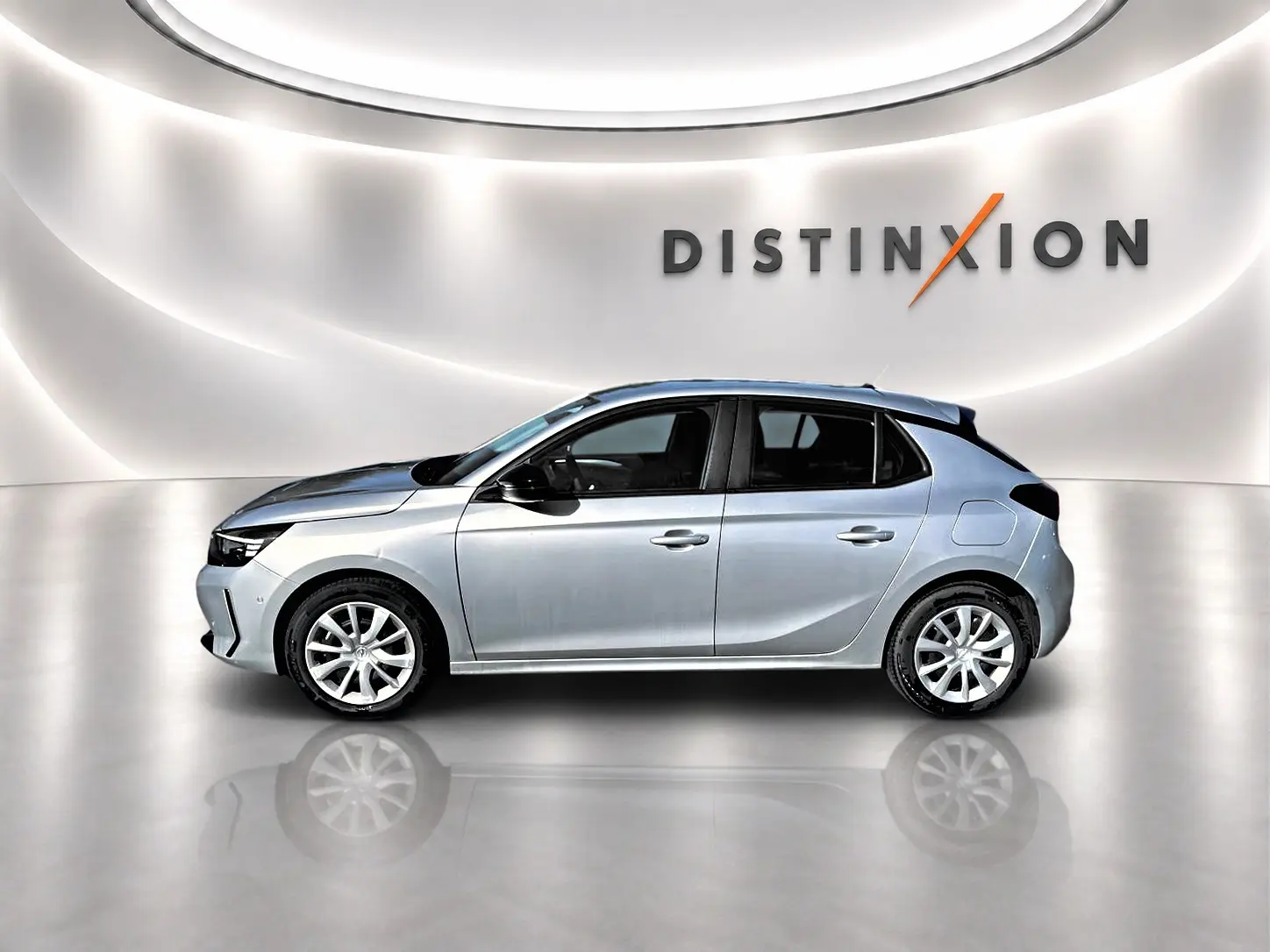 Opel Corsa gris alu vue de profil côté gauche, avec jantes alliage et toit noir dans studio lumineux.