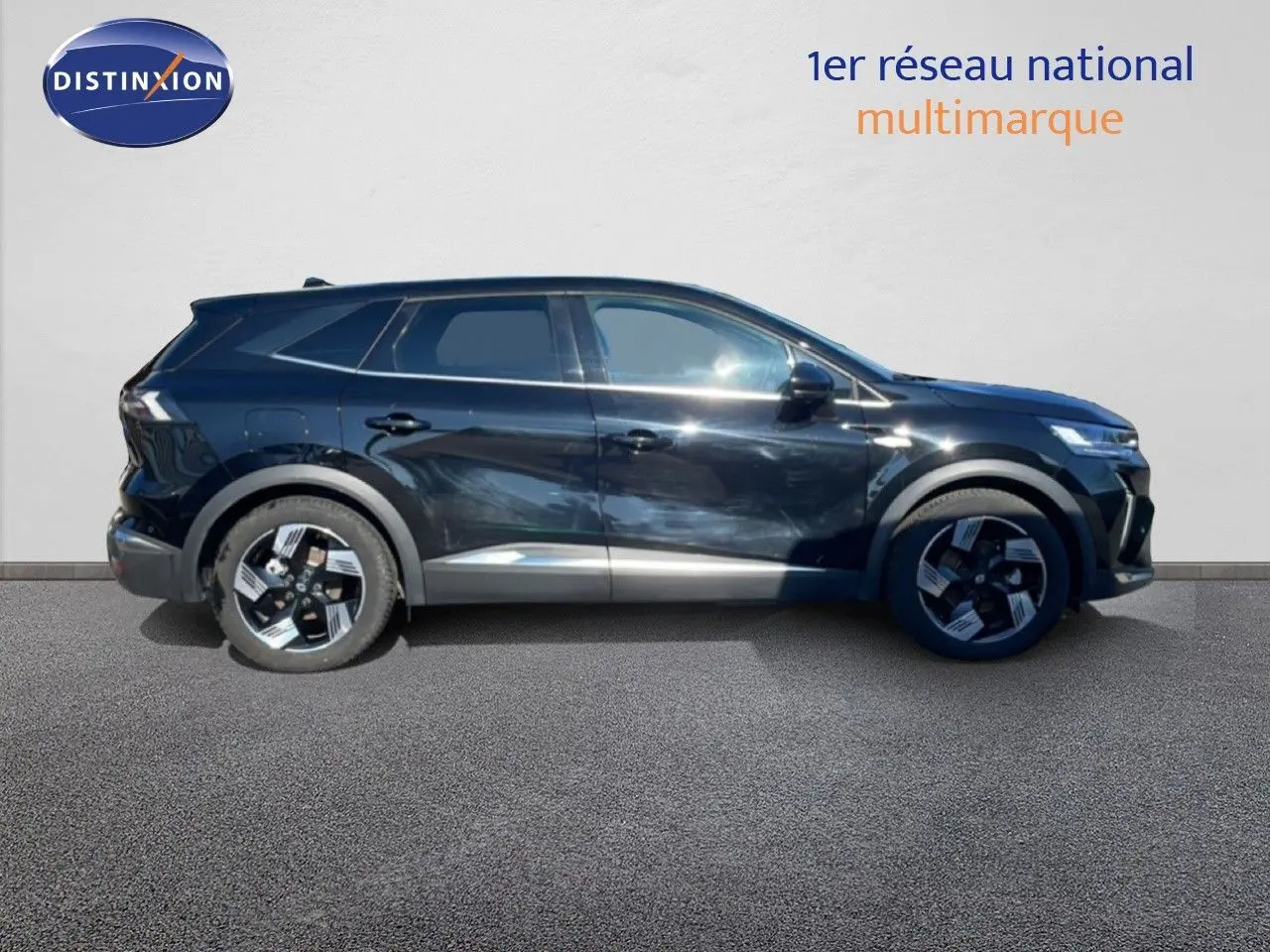 Vue de profil droit du Renault Symbioz 2025 noir étoile métal avec jantes distinctives et lignes modernes.