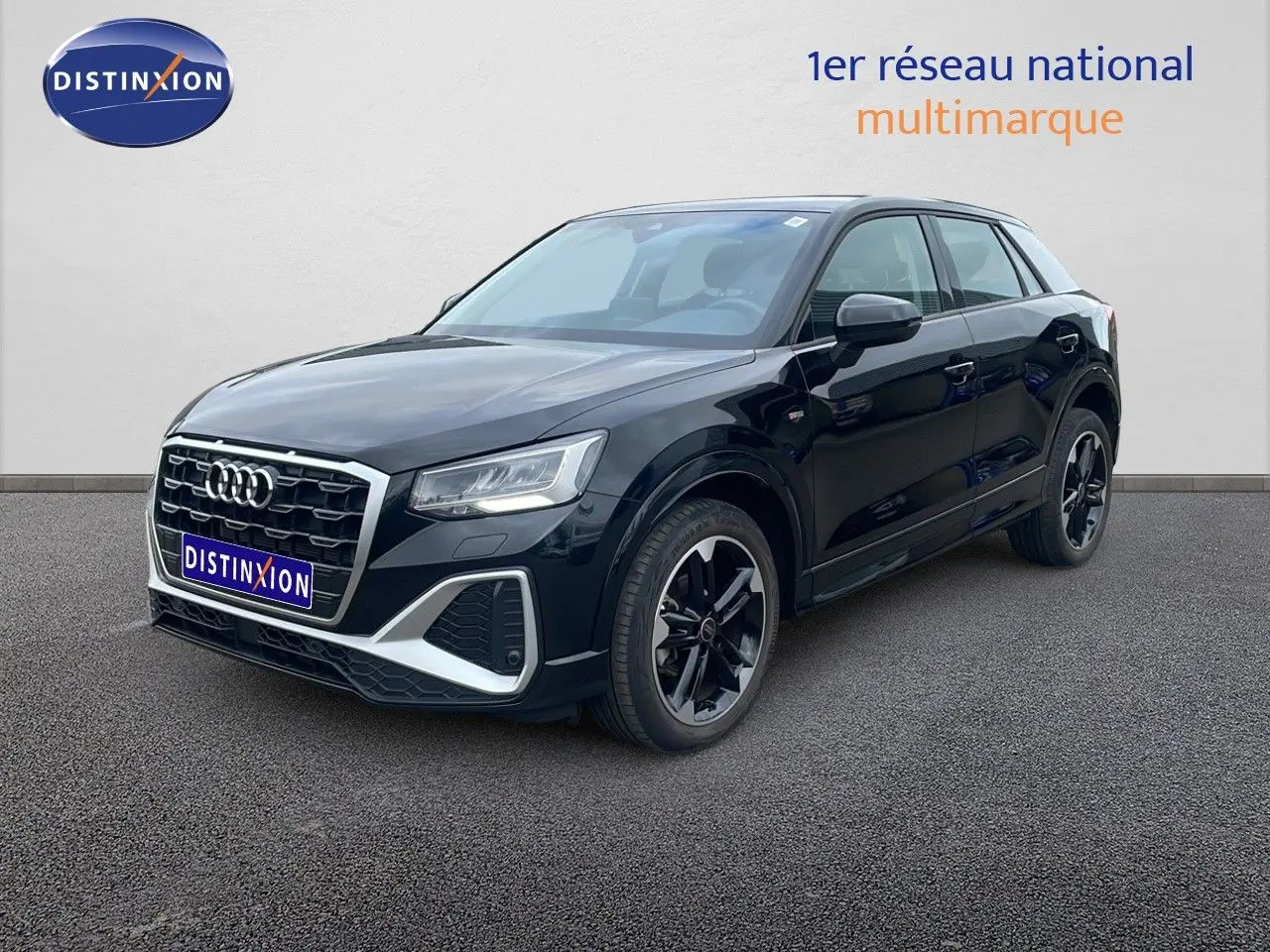 Audi Q2 30 TDI S-Line noir mito metal en 3/4 avant droit, avec jantes noires et détails chromés distinctifs.